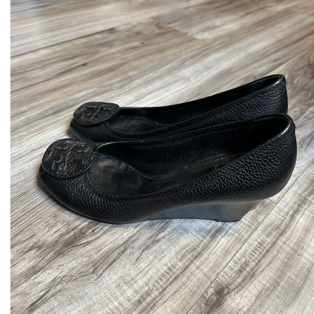 Tory Burch Sally Black Pebbled Leather Peep Toe Wedge Heels Logo Size 8.5 - Picture 2 of 10